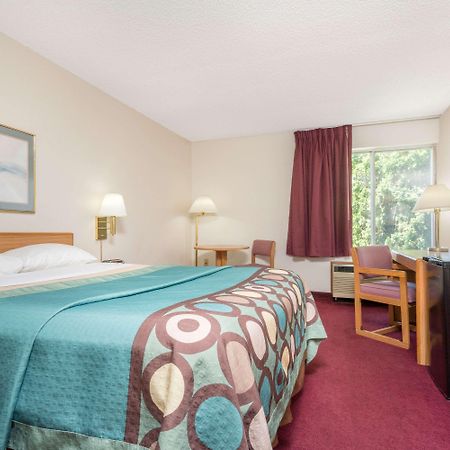 Super 8 By Wyndham Menomonie Wi Motel Ngoại thất bức ảnh