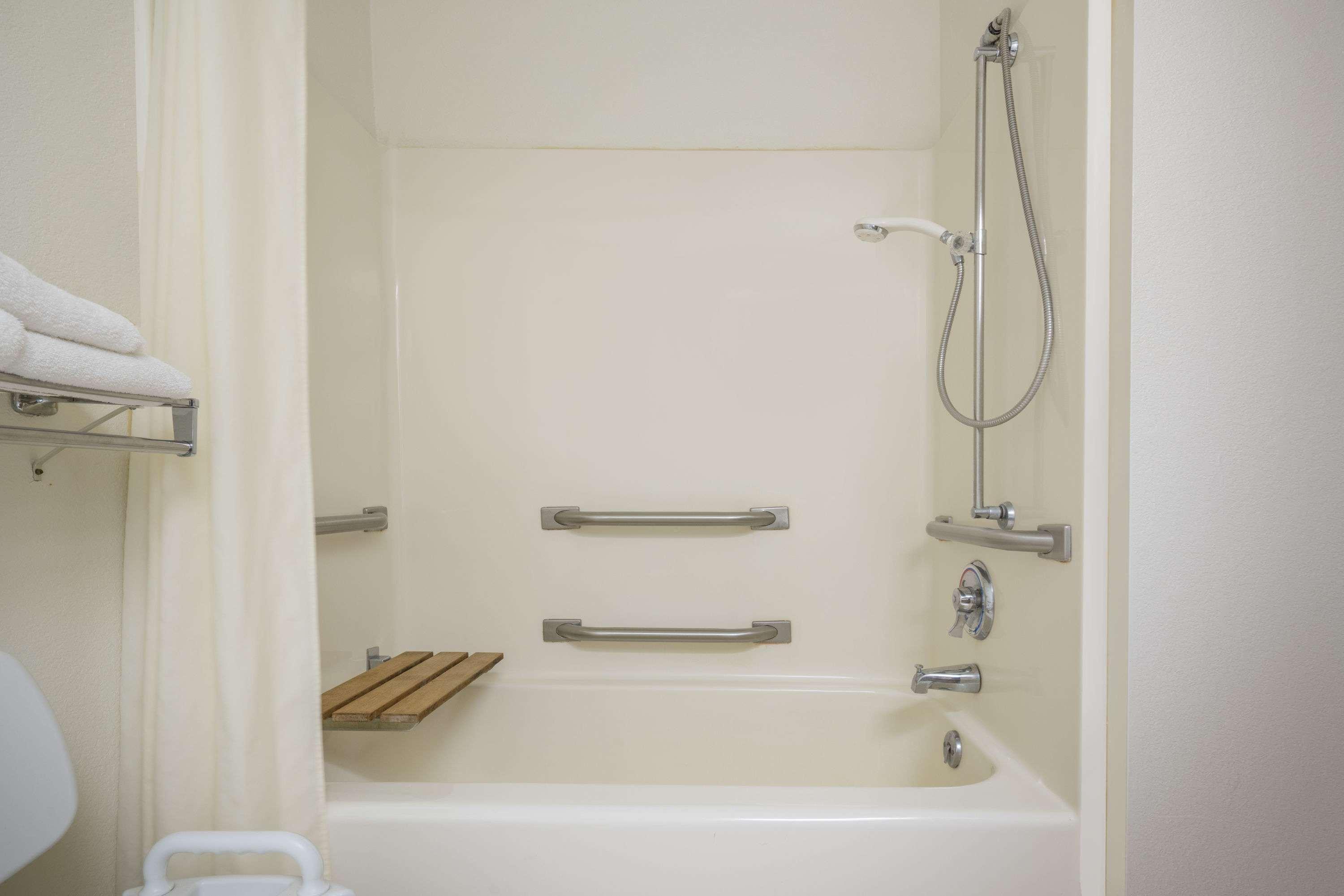 Super 8 By Wyndham Menomonie Wi Motel Ngoại thất bức ảnh