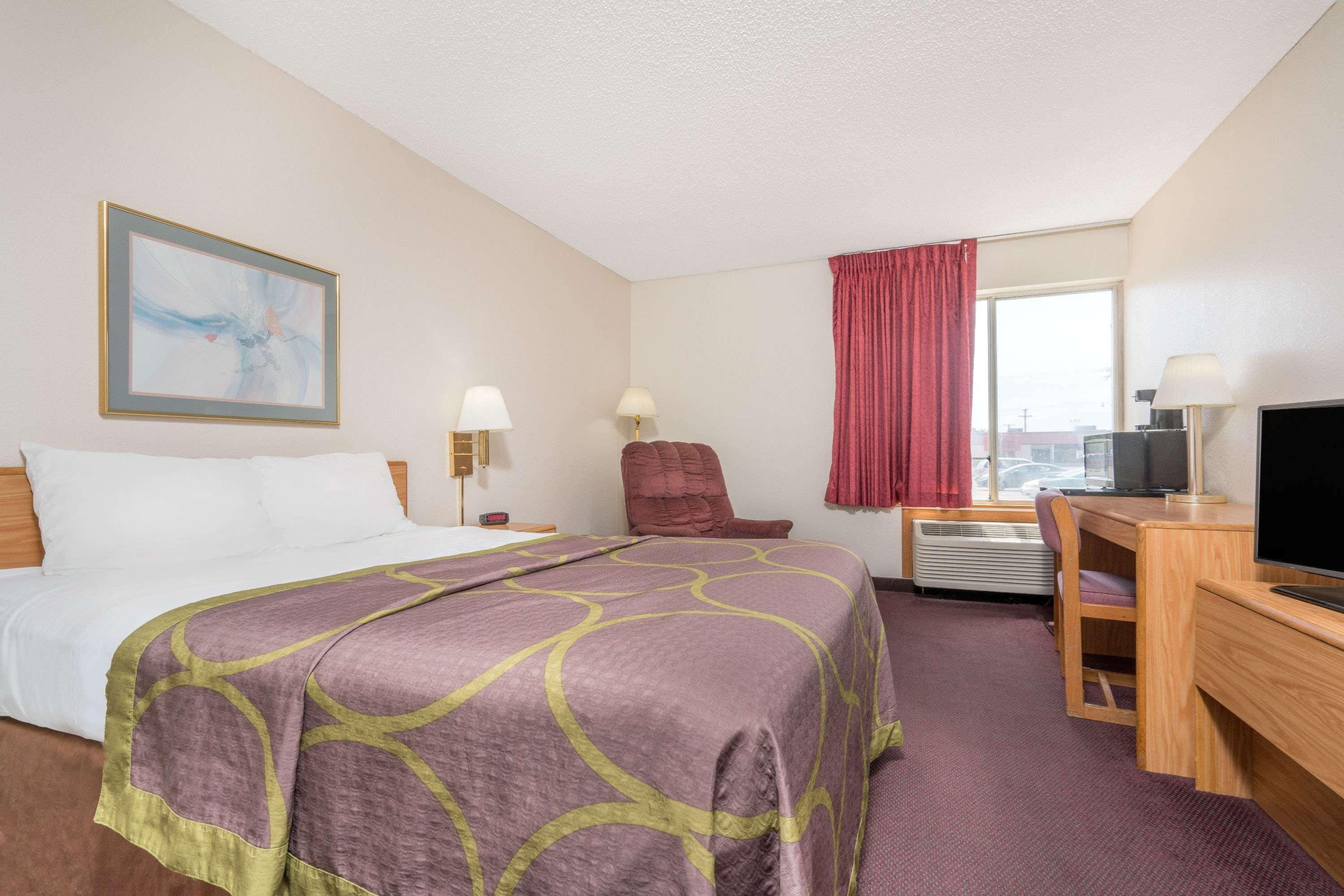 Super 8 By Wyndham Menomonie Wi Motel Ngoại thất bức ảnh