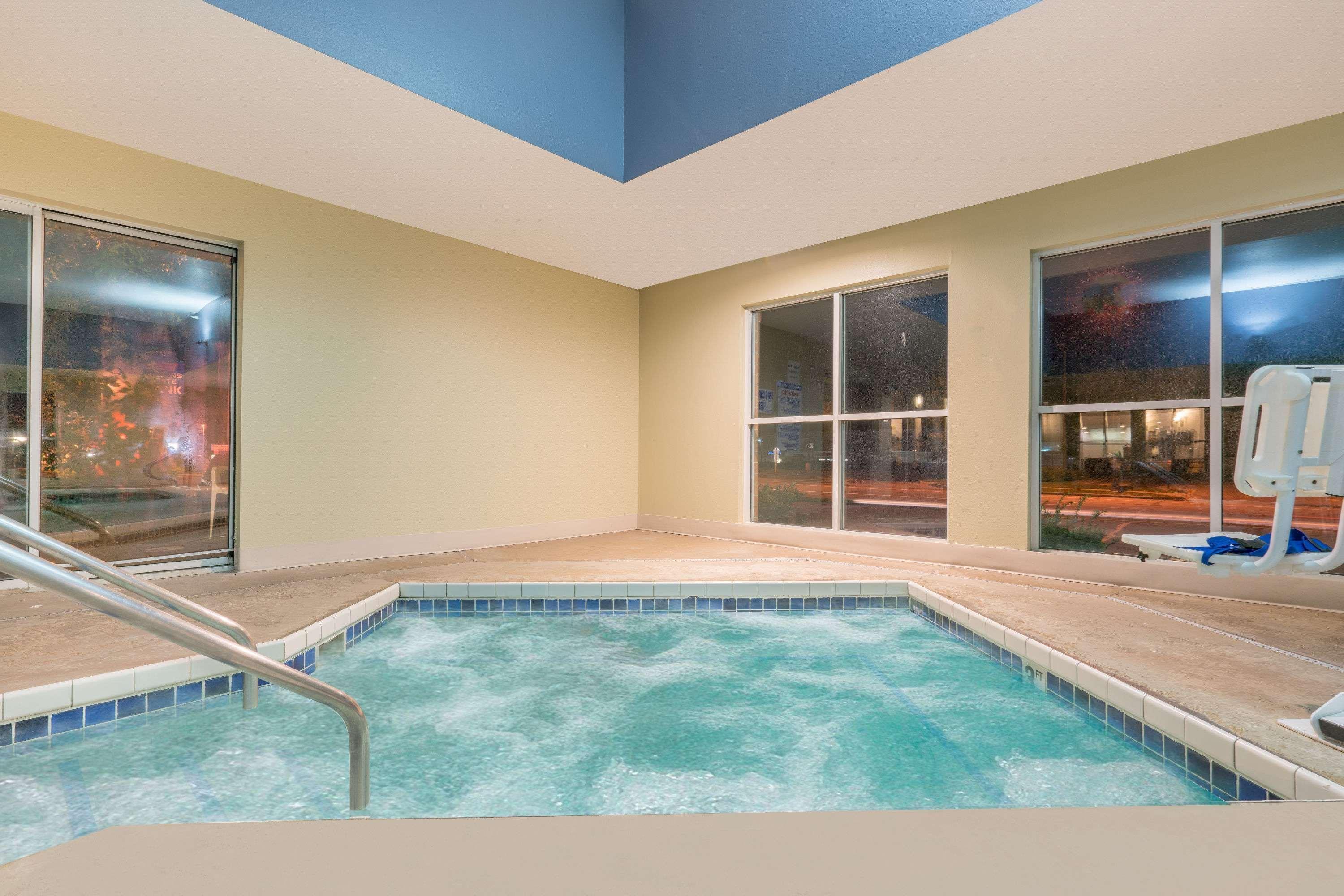 Super 8 By Wyndham Menomonie Wi Motel Ngoại thất bức ảnh