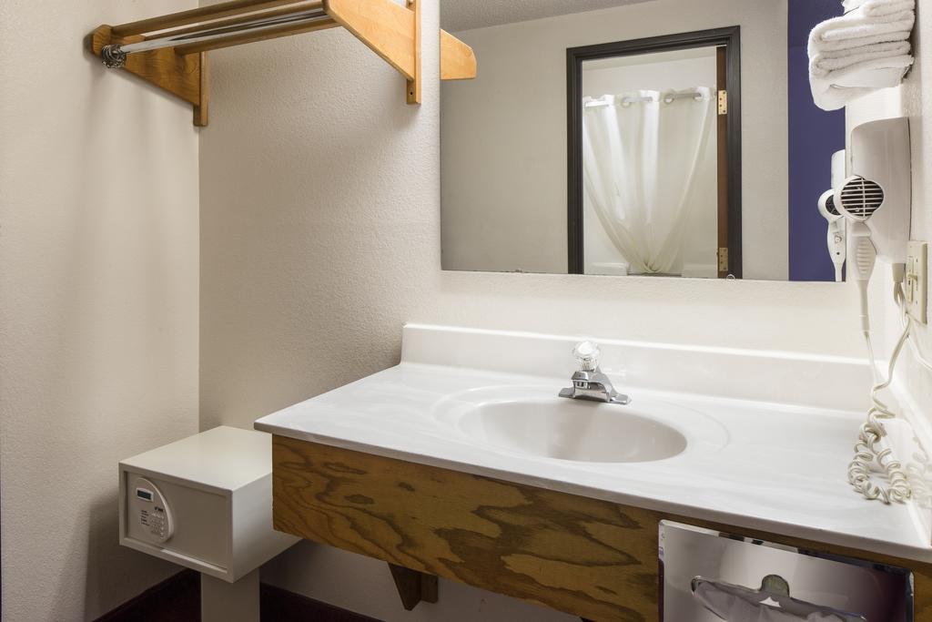 Super 8 By Wyndham Menomonie Wi Motel Ngoại thất bức ảnh