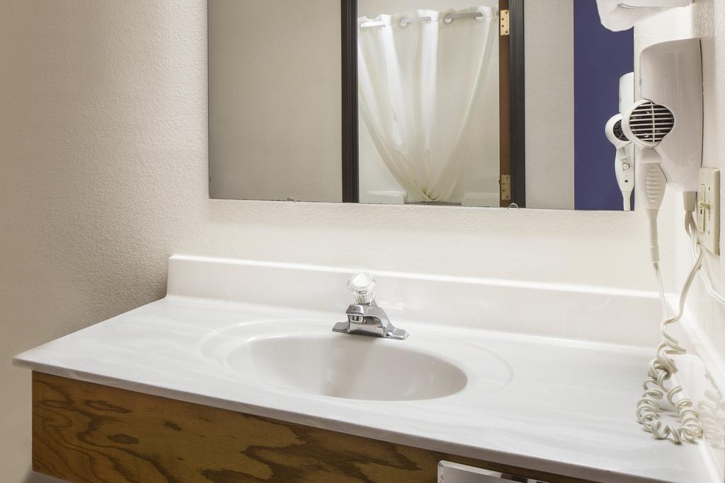 Super 8 By Wyndham Menomonie Wi Motel Ngoại thất bức ảnh